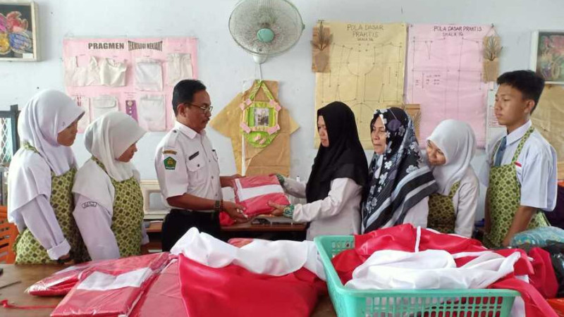 Bangga Dan Haru Warnai Penyerahan Bendera Hasil Karya Siswa Man Plus