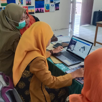 Upgrade Skill melalui Diseminasi, Guru MTs PP Babul Khaer Belajar Aplikasi Canva