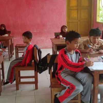 Meski Hujan Lebat, Siswa MIS Karama Tetap Semangat Menuju Sekolah