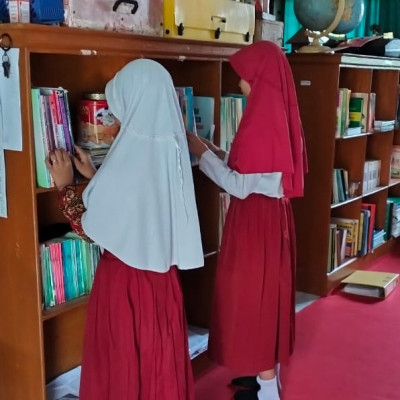 Siswa MIS Karama Bersihkan Ruang Perpustakaan Madrasah