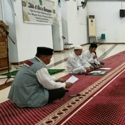 Bersama Unsur PPIH Debarkasi Makassar, Kanwil Kemenag Sulsel Sambut Tahun Baru 1445 H dengan Zikir dan Doa