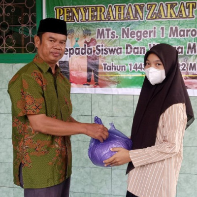 Amil Zakat MTs. Negeri 1 Maros Distribusikan Zakat Fitrah untuk Siswa dan Masyarakat Kurang Mampu