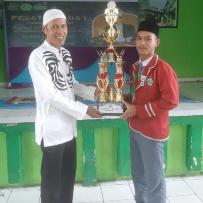 Kepala MAN 2 Bone Terima Piala Bergilir