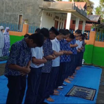 Kegiatan Rutin Salat Dhuha Siswa Dan Guru MTs Guppi Sampeang Bulukumba 