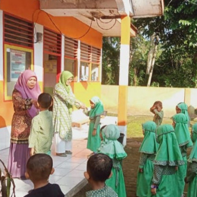 RA Khaerunnisa Swatani Biasakan Peserta Didik Bersalaman Dengan Guru