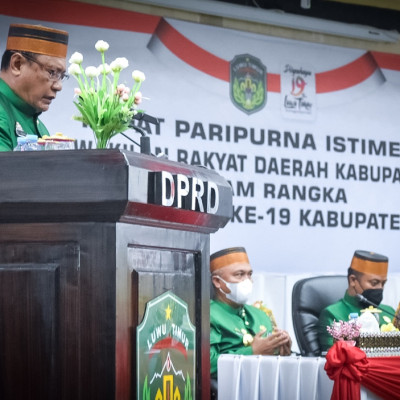 Tampil senada dengan Gubernur Sulsel, Kakankemenag Lutim berdiri dimimbar saat HUT 19 Lutim