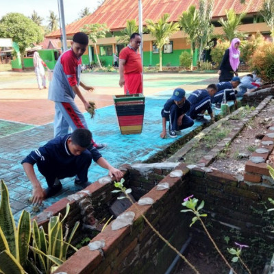 MTsN 3 Bulukumba Gelar Jumat Bersih dengan Kerja Bakti