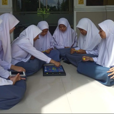 Latih Kemampuan Bahasa Inggris, Siswa MA PP Nurul Falah Bulukumba Rutin Bermain Scrabble di Jam Istirahat