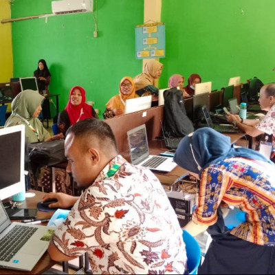 Pelatihan TIK Guru MTs Guppi Sampeang Untuk Menyesuaikan di Era Digital