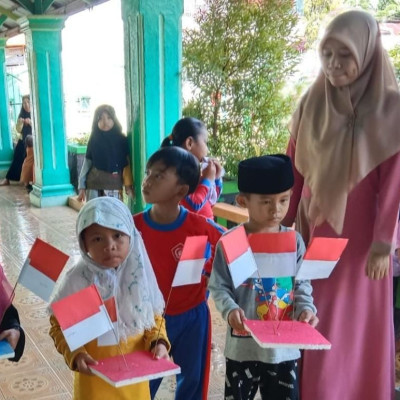 RA Anugrah Bulukumba Latih Anak Didik Lomba Menancapkan Bendera