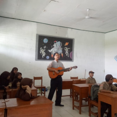 Guru Bahasa Inggris MTsN 2 Bone Konser di Kelas