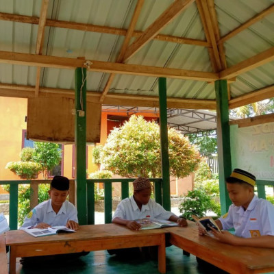 Siswa MTs Shohibul Ilmi Bulukumba, Isi Jam Istirahat dengan Membaca Buku