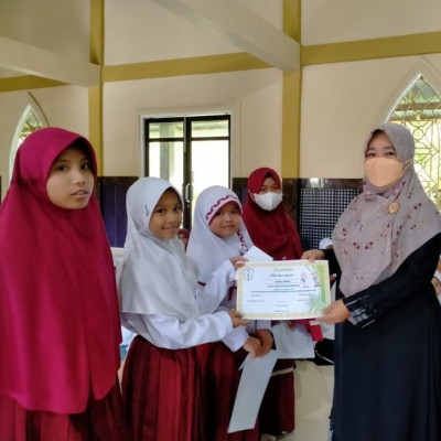 Pemberian Reward Kepada Siswi MI PP Nurul Falah Tim Safari Ramadan