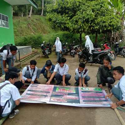 Panitia Libatkan Siswa dalam Pemasangan Spanduk PPDB di MA Darul-Qalam Bulukumba