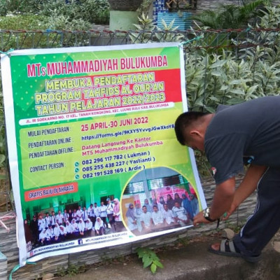 Pemasangan Spanduk PPDB MTs Muhammadiyah Bulukumba Di Titik Strategis