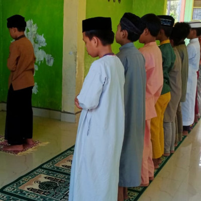 Peserta Didik Kelas VI Gelar Ujian Praktek Salat Berjamaah