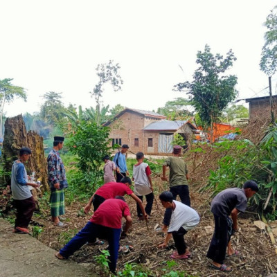 Wujudkan Lingkungan Bersih, MTs Shohibul Ilmi Gelar Aksi Bersih