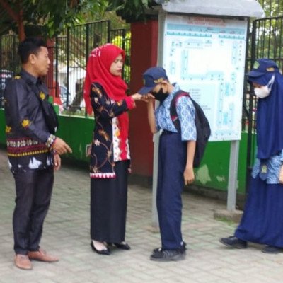 Cium Tangan, Peserdik MTsN 1 Bulukumba Mohon Keberkahan Dalam Belajar