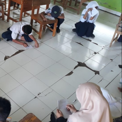 Guru MTsN 5 Bulukumba Laksanakan Game Ice Breaking di Akhir Pelajaran