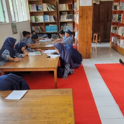 Belajar Bahasa Arab Siswa MTsN 1 Bulukumba Kupas Kamus Di Perpustakaan