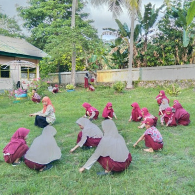 MI Al-Khaerat Tudonro Gelar Aksi Bersih Sebelum KBM Dimulai