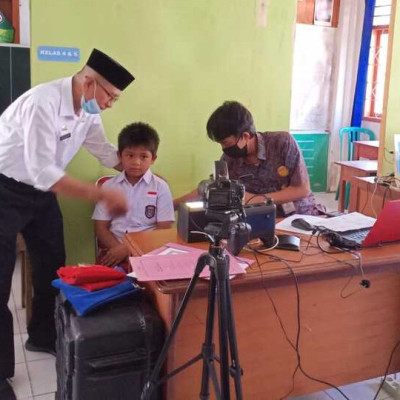 Disdukcapil Datangi MI DDI Kampung Baru, 13 Peserta Didik Dapatkan KIA