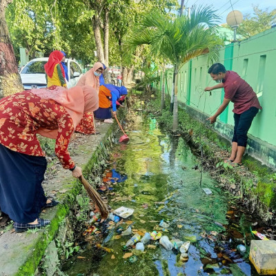 DWP dan ASN Kemenag Jeneponto Kompak Bersihkan Selokan