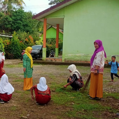 Siswa MIS Karama Bulukumba Gelar Gotong Royong Bersihkan Area Madrasah