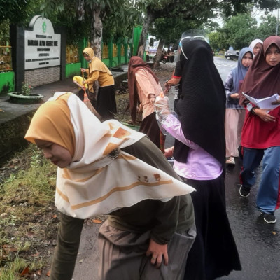 Antisipasi Banjir, Warga MAN 2 Bone Tumpah Ke Bahu Jalan