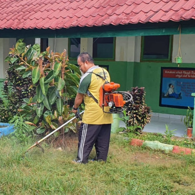 Jaga Lingkungan Madrasah Tetap Asri, Kamad MTsN 7 Lakukan Ini