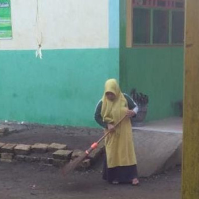 Pendidik Mis Serre Konsisten Jaga Kebersihan Lingkungan