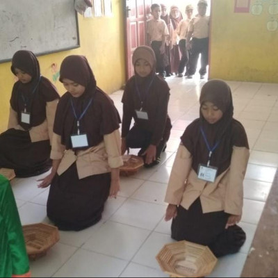 Peserta Didik Kelas Enam MIS Serre, Ikuti Ujian Praktek SBDP Hari Terakhir