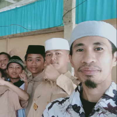 Guru Fiqih Shohibul Ilmi Ajak Siswa Giat Menulis Buku