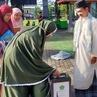 Melalui Sedekah Kamad MTsN 1 Bulukumba Tanamkan Sifat Dermawan Kepada Siswa