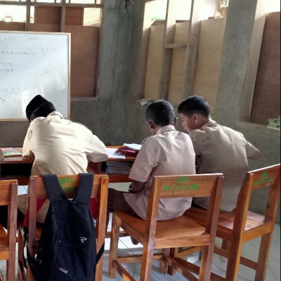 Siswa MTs Shohibul Ilmi, Isi Waktu Istirahat untuk Menulis Buku