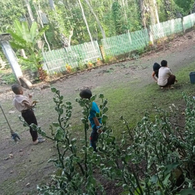 MIS Al-Khaerat Mehu Bontotiro Lakukan Aksi Kebersihan