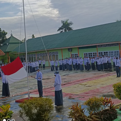 Upacara Bendera Menumbuhkan Nilai Karakter Bangsa Peserta Didik MAN 4 Bone