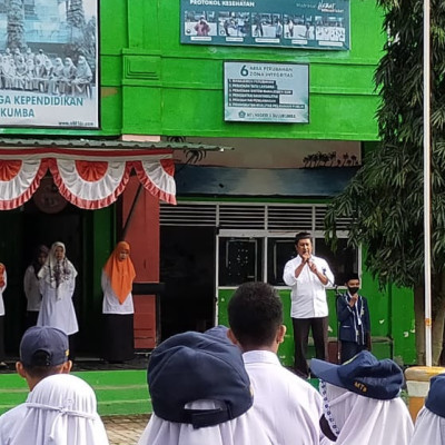 Upacara Bendera MTsN 1 Bulukumba, Abd. Hadi OSIM Sebagai Motivator Terhadap Temannya