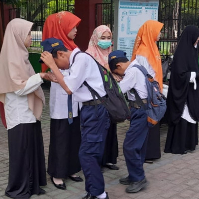 Siswa MTsN 1 Bulukumba Mohon Kemudahan Menerima Pelajaran Melalui Salam Pagi