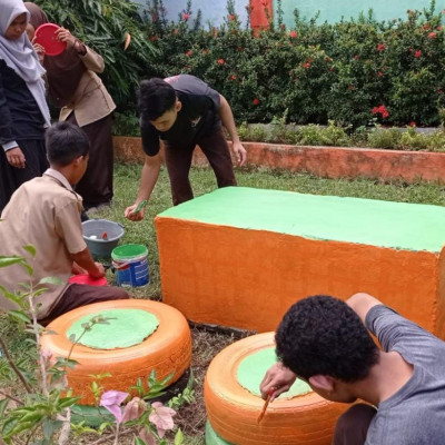 Kembangkan Minat Siswa, Guru Mata Pelajaran Seni Budaya MA Guppi Gunung Jati Hiasi Sudut Baca Madrasah