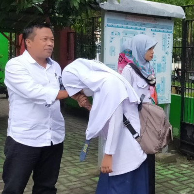 Rutinitas Salam Pagi MTsN 1 Bulukumba Harapan Siswa Mudah Terima Pelajaran