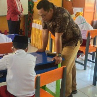 Kasubag TU Kemenag Bone Pantau Ujian Madrasah MIN 2 Bone