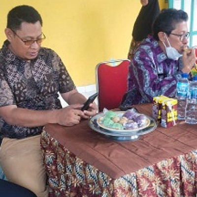 Kepala MIN 2 Bone Ngobrol Santai Bersama Kabid Penmad