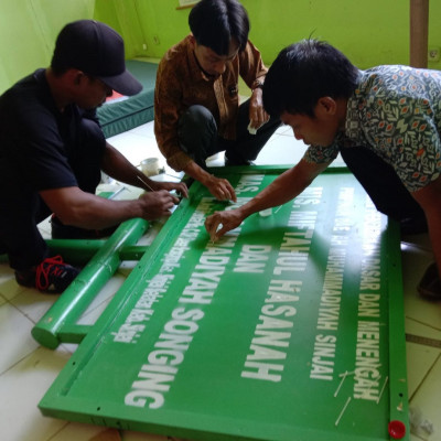 MA Muhammadiyah Songing Siapkan Papan Nama Madrasah Keren