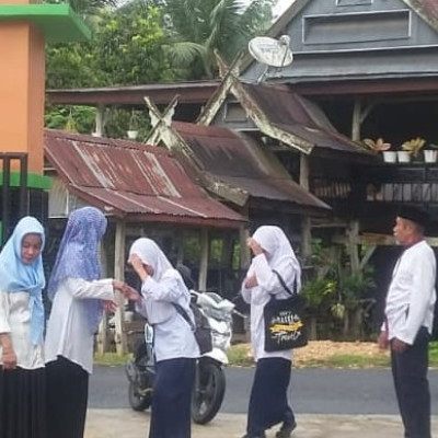 Pendidik dan Tenaga Kependidikan MTsN 5 Bulukumba Sambut Siswa di Pagi Hari