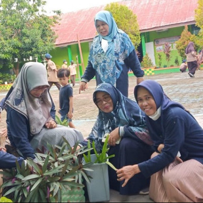 Jelang Akreditasi, MTsN 4 Sinjai Lakukan Aksi Kebersihan Madrasah