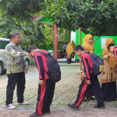 Awali Pagi, Siswa MTsN 1 Bulukumba Dapat Sambutan Penuh Makna