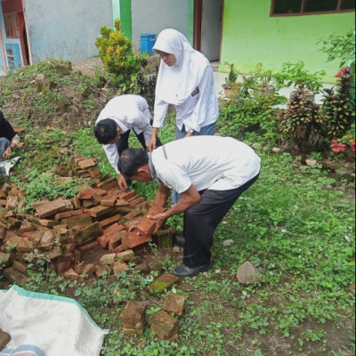 Tingkatkan Cinta Madrasah, MA Ulil Amwal Gelar Gotong Royong