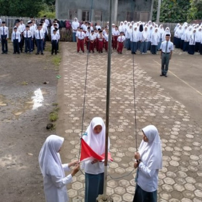 Ponpes Nurul Falah Borongganjeng Gelar Upacara Bendera Dihari Senin