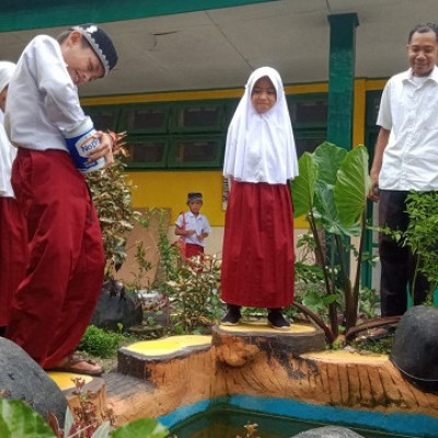 Pendidik MIN 2 Bone Kawal  Peserdik dalam Aksi Mappanre Bale